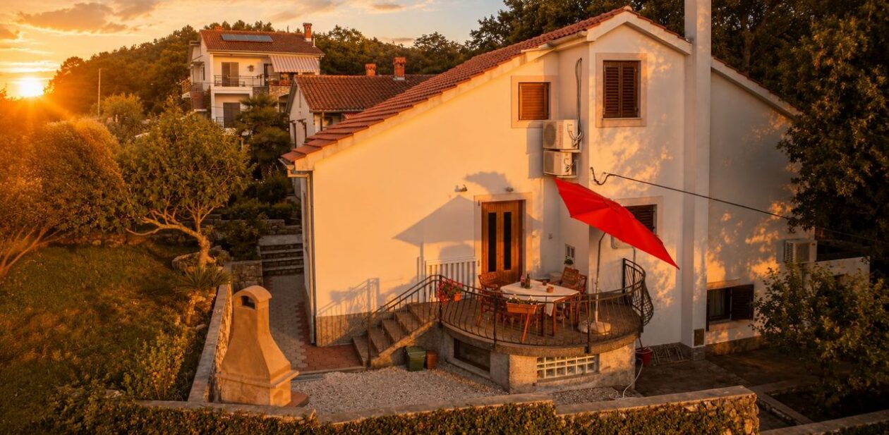 Kuća s tri zasebne stambene jedinice u uvali Soline